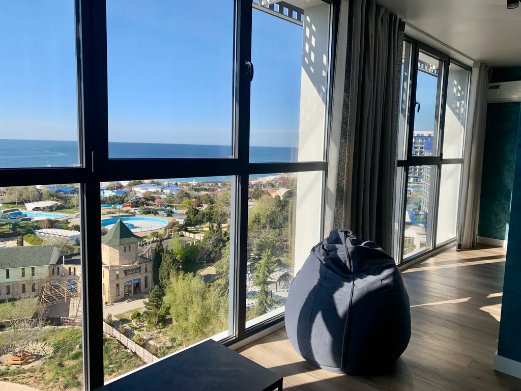 Элитная квартира с панорамным окнами витражами с видом на море