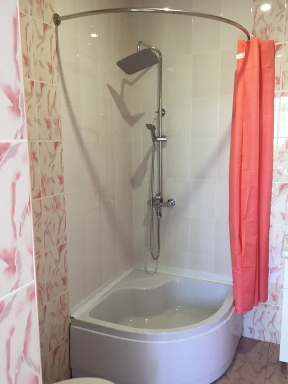 Четырёхместный номер  люкс с балконом с видом на город и горы