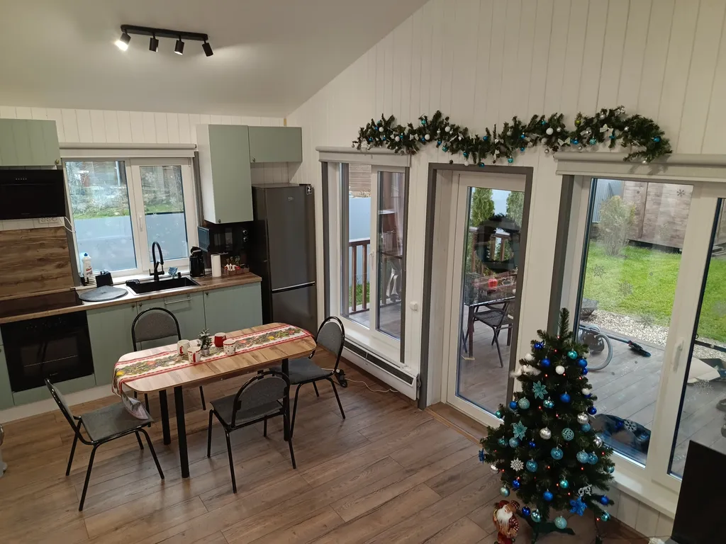 Уютный и теплый дом у леса