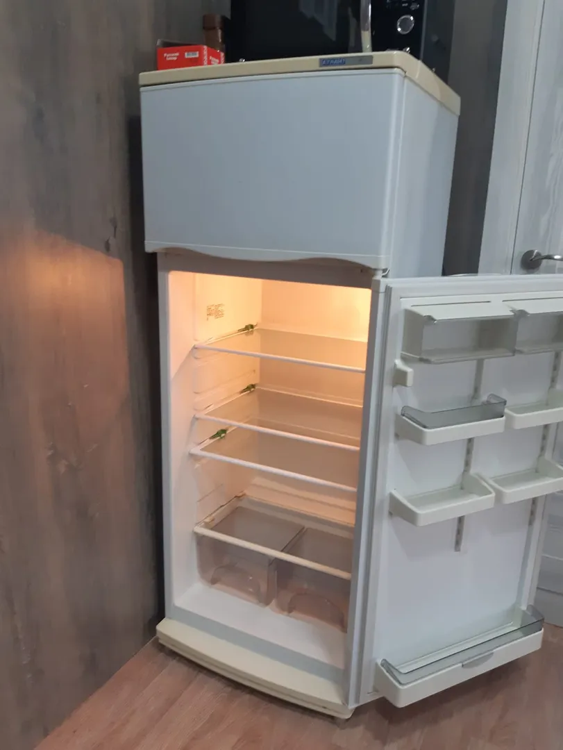 Холодильник в кухне Холодильник в кухне