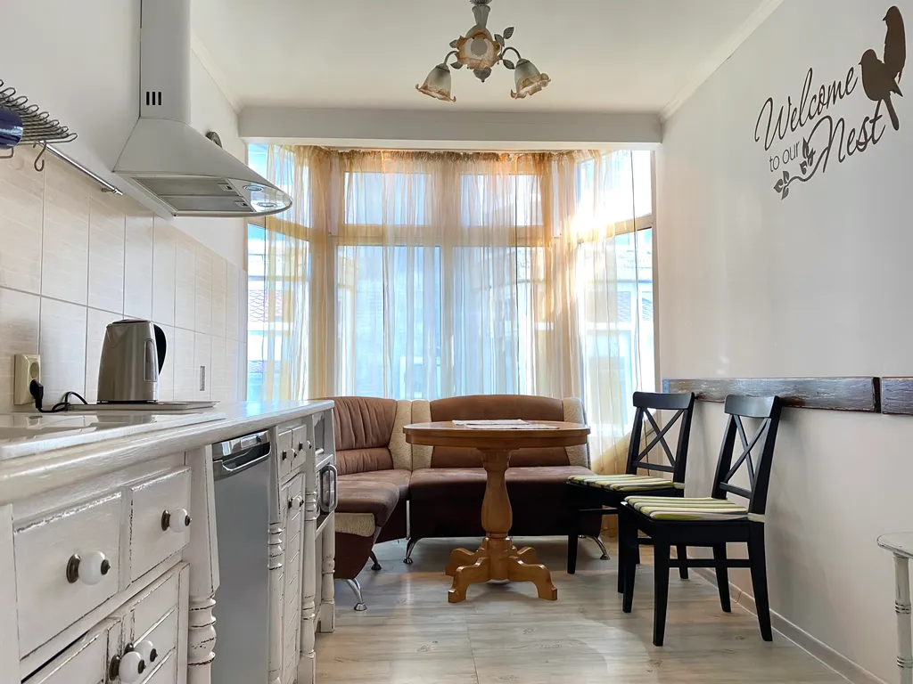 Апартамент с отдельным входом и балконами