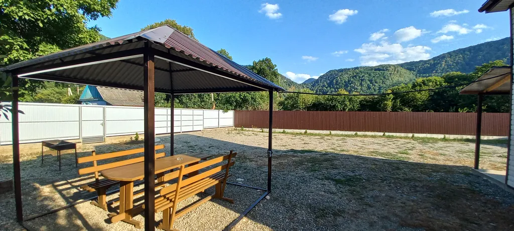 Гуамкаюг. Дом с купелью и видом на горы