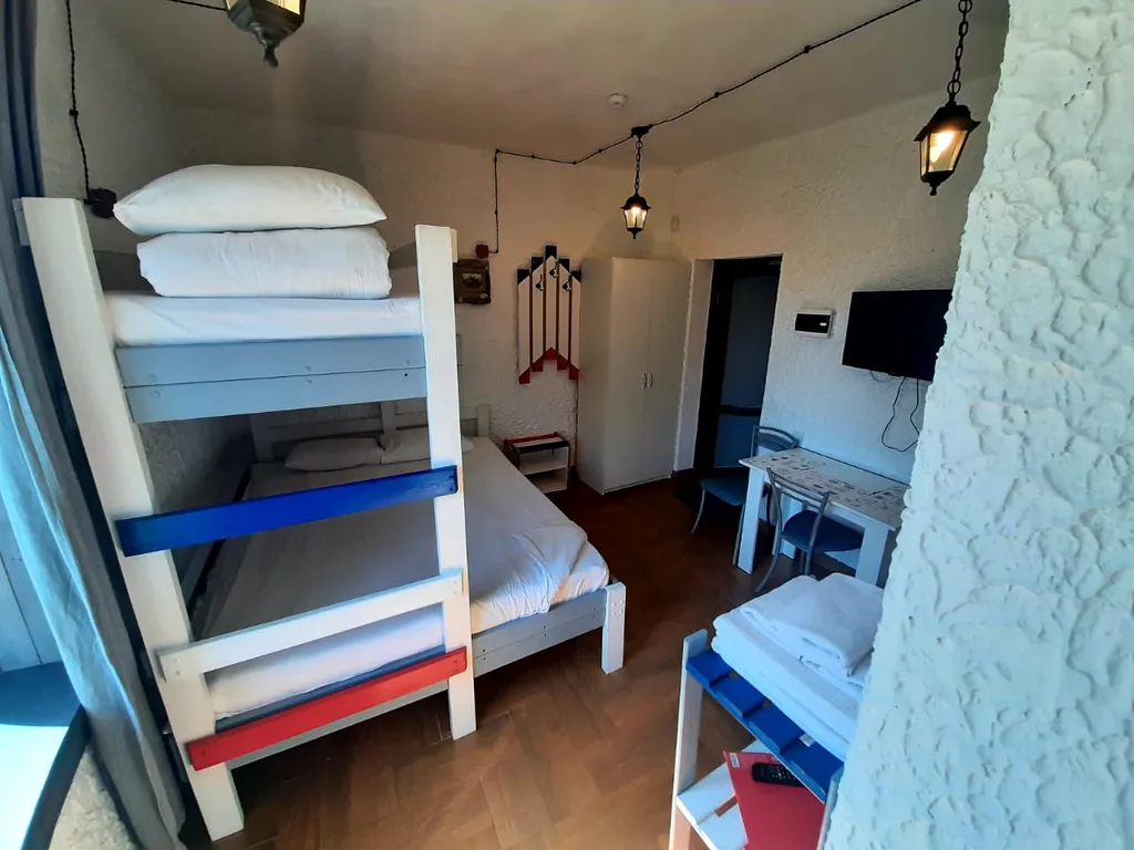 Трёхместная квартира с отдельно стоящей беседкой