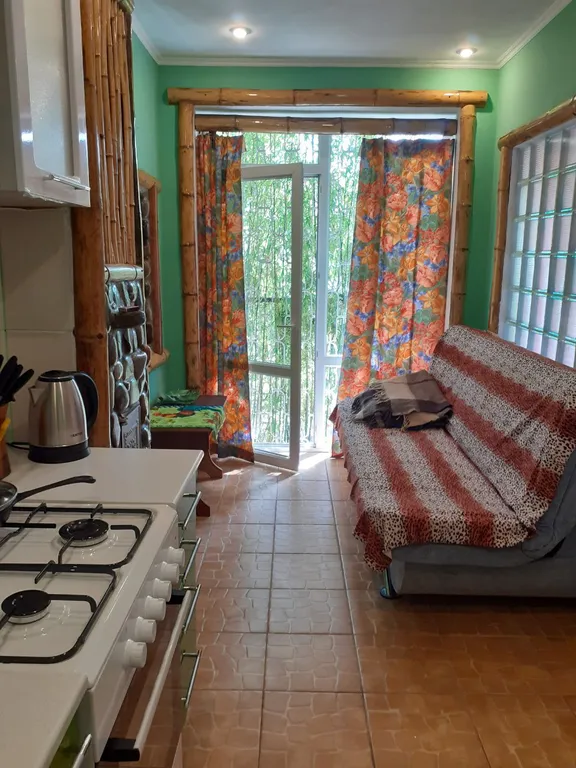 Дом 2 уровня со своим двором