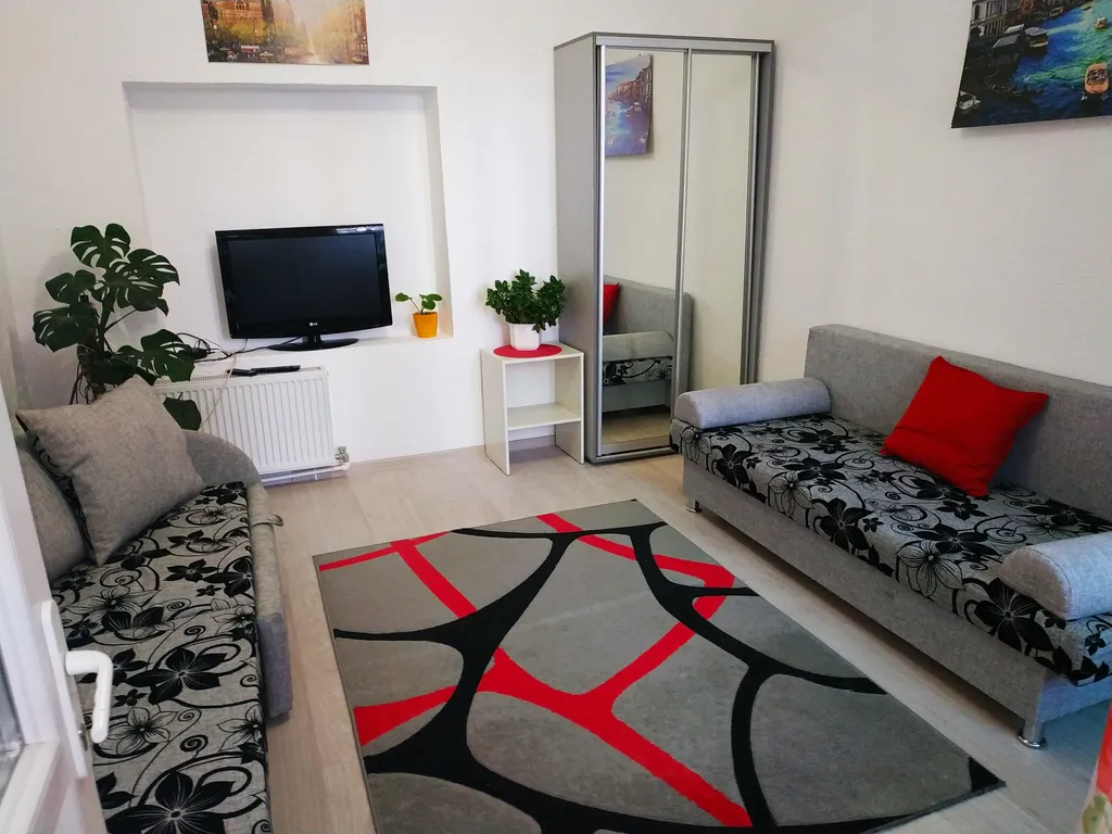 Двухкомнатный дом со своим двориком