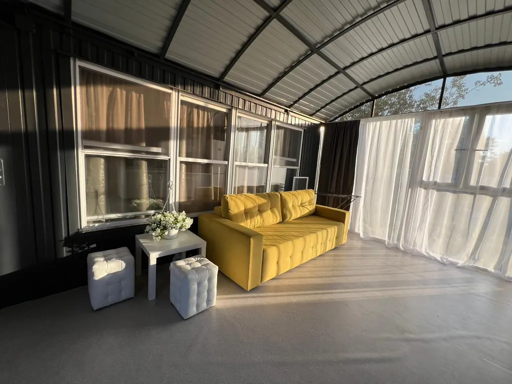 Дачный домик с большой террасой и бассейном