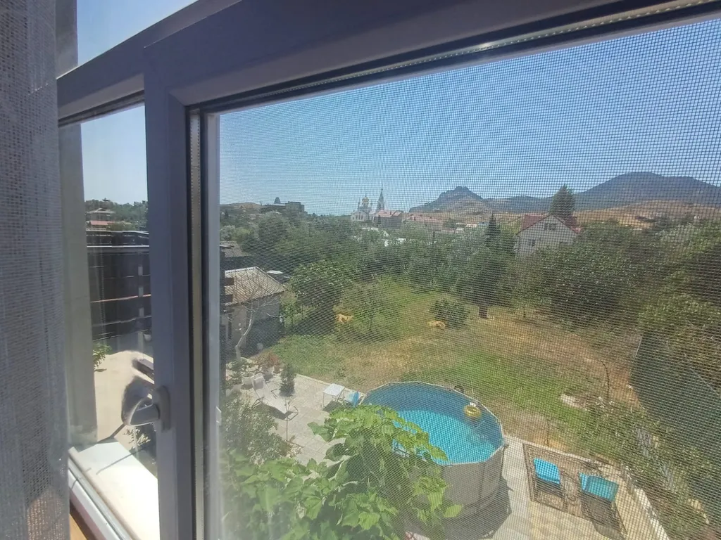 Трехместная комната с балконом и  видом на вулкан в центре Коктебеля