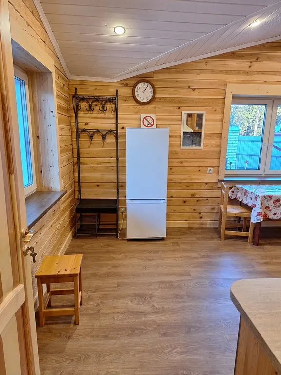 Дом деревянный на берегу реки в Рощино