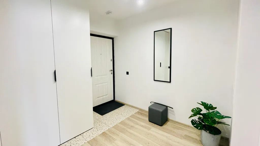 Центр зелёной рощи напротив колеса обозрения