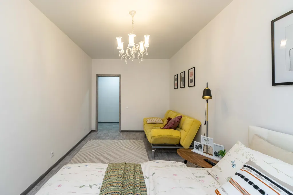 Квартира с жёлтым диваном