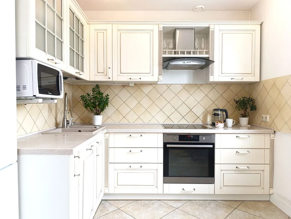 Светлая трёхкомнатная квартира у метро, 4 станции до центра, парковка