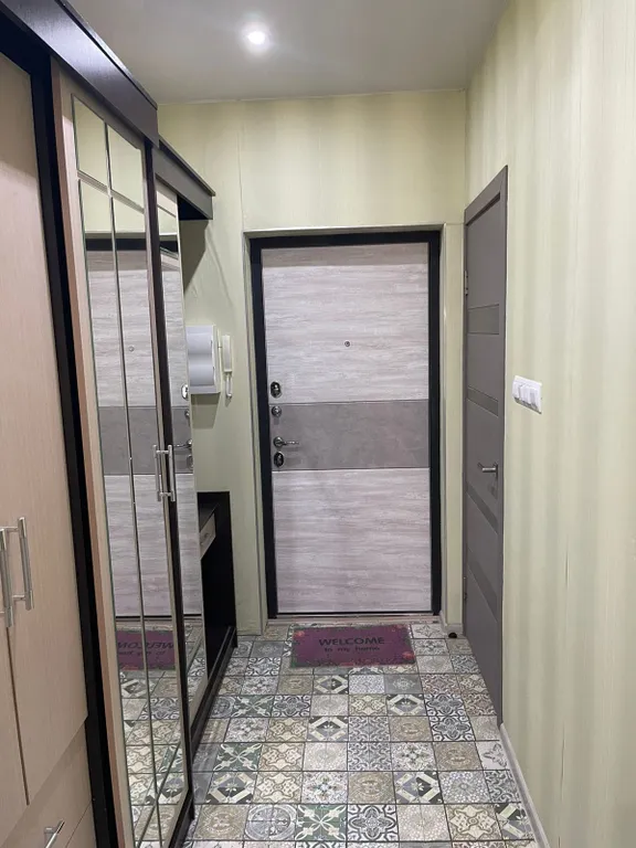 Студия с изумительным видом из окна на реку и горы