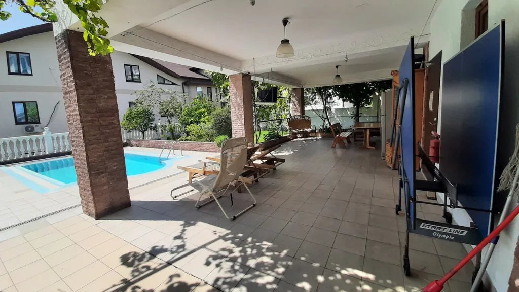 Дом с бассейном недалеко от моря