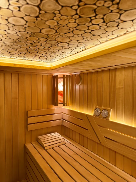 Дом с баней и бассейном