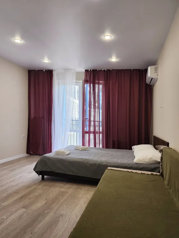 Просторная студия с балконом