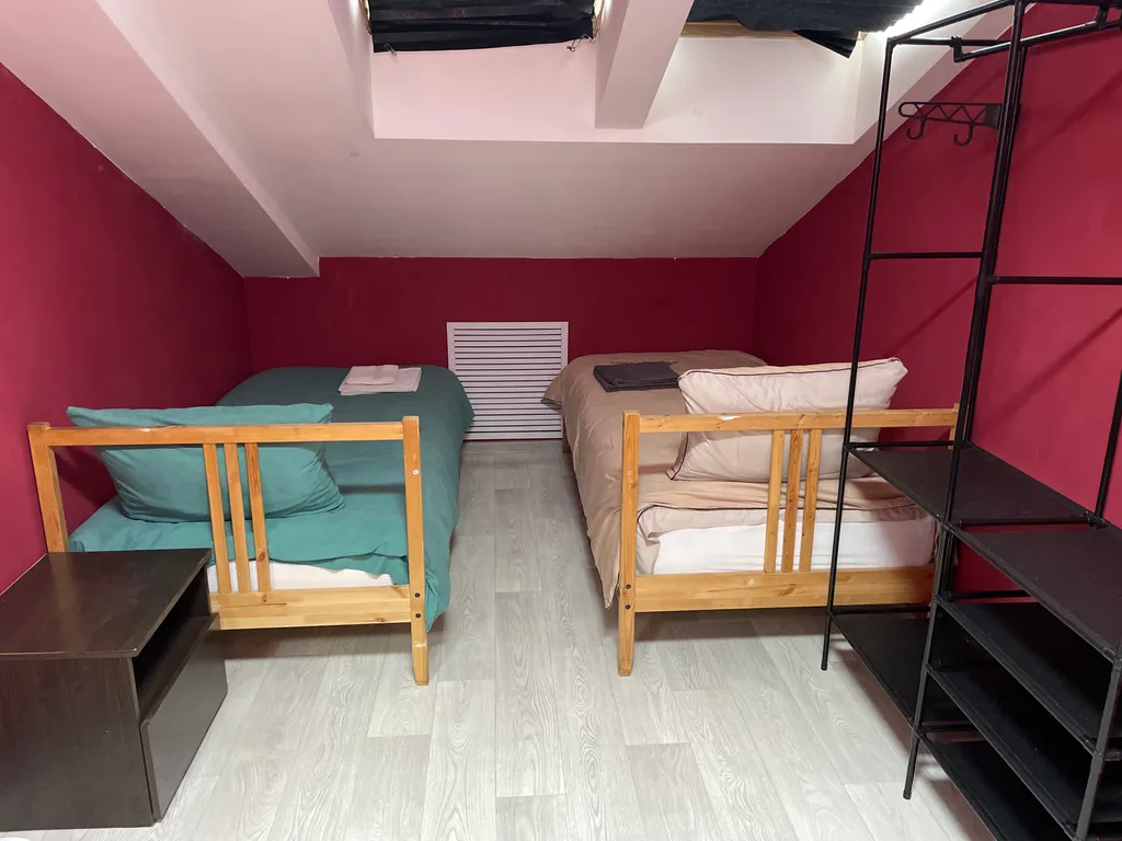 Красная комната на мансарде