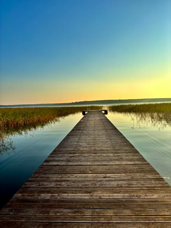Домик с панорамным окном рядом с озером и видом на лес