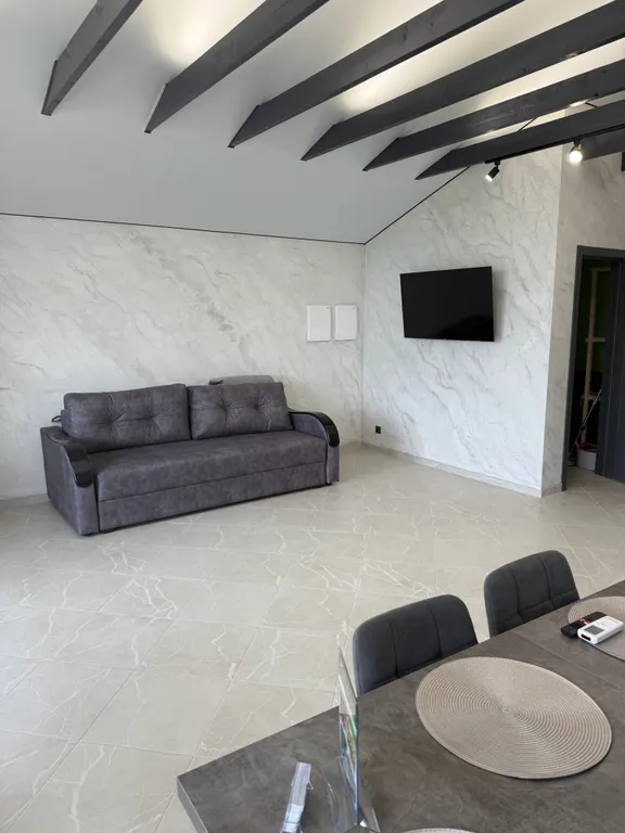 Уютный дом на берегу реки