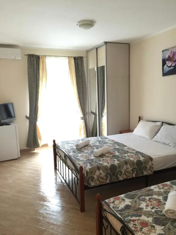 Каменный дом на набережной