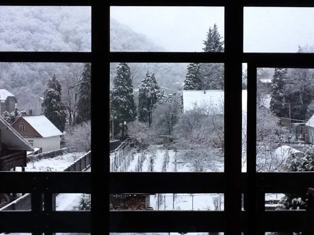 Панорамная студия с потрясающим видом на горы в центре красной поляны