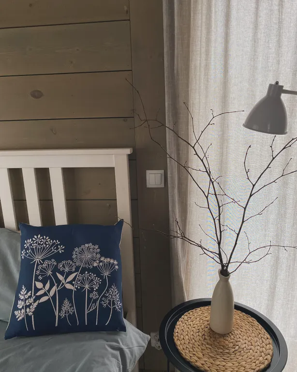 Атмосферный дом с камином около леса