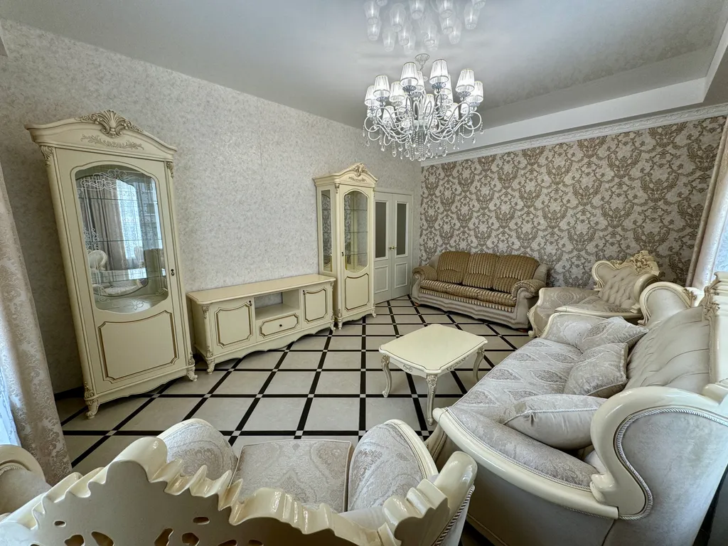 Трехкомнатная квартира возле ТЦ Европа