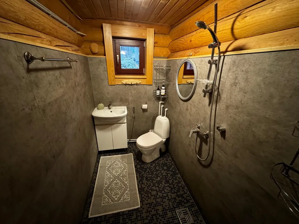 Уютный гостевой дом из бревна у озера