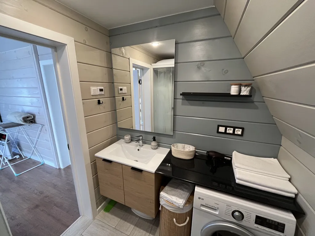 Уютный треугольный домик в лесу