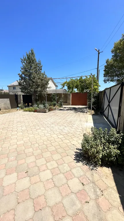 Большой двухэтажный дом в черте города и недалеко от моря