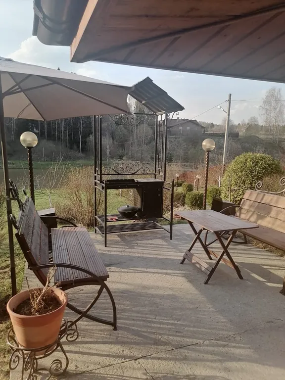 Дом на берегу реки с баней на дровах