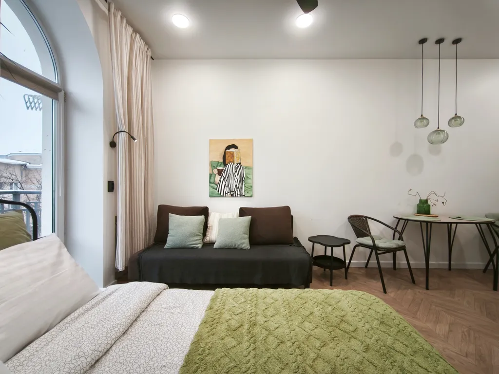 Центр. Сталинка с балконом с красивым видом на бульвар возле университа