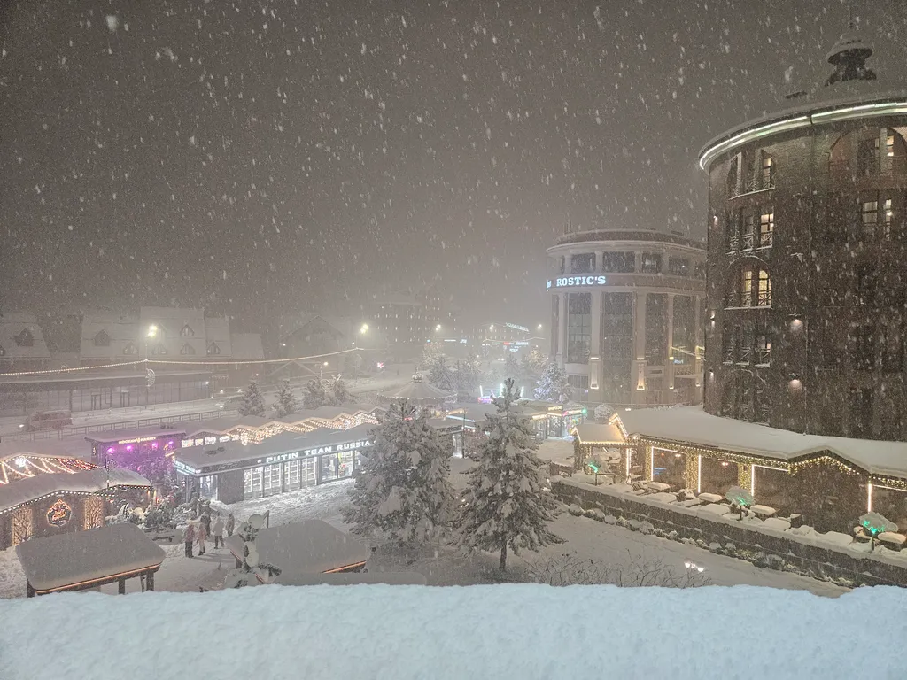 Апартаменты комфорт+ с 2 спальнями, балконом и с видом на горы и ярмарку