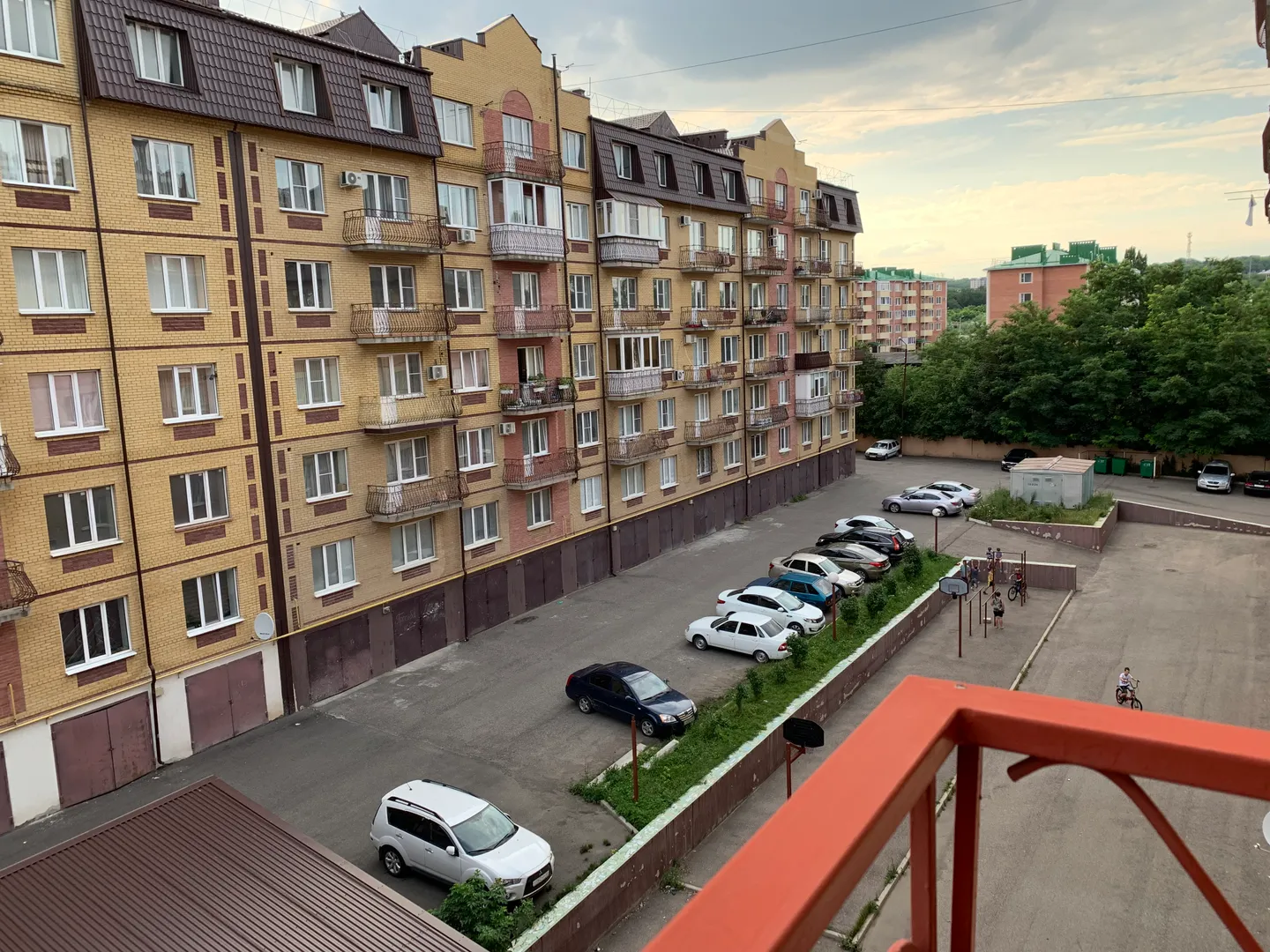 Вид с Балкона на общественную парковку и спортивную площадку
