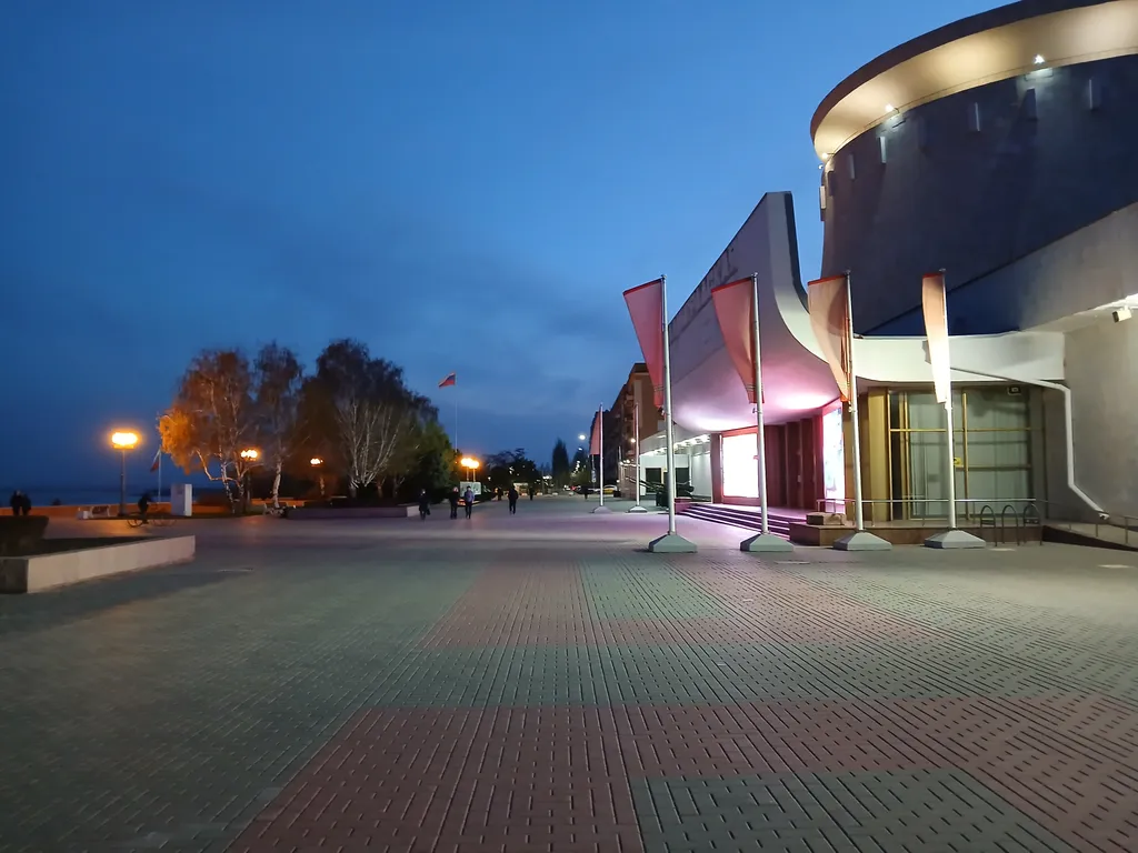 Жизнь с видом реку: огромная лоджия с панорамным остеклением в пол!