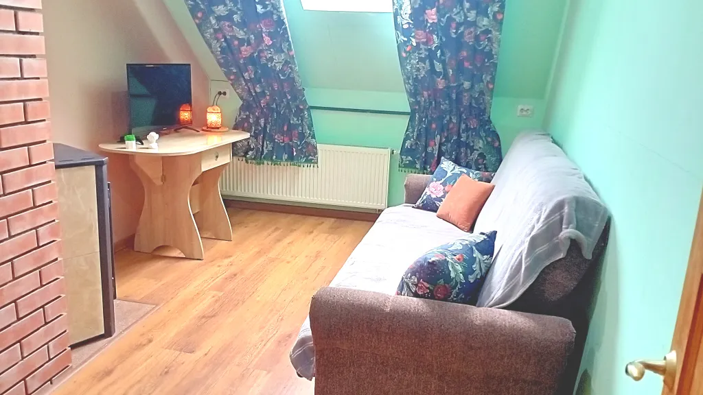 На берегу озера с лебедями, в центре, с камином и антресольным этажом