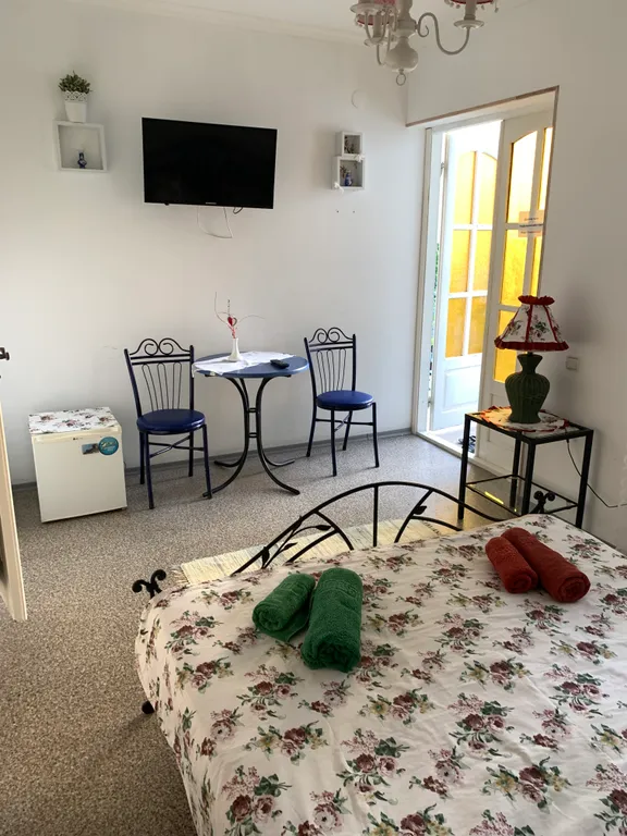 Уютный номер с отдельным входом на террасу с мебелью