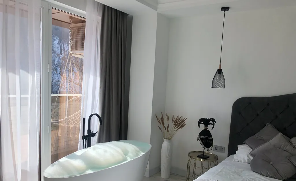 Квартира Стильная студия с ванной у панорамного окна и видом на горы — аренда посуточно в Красная Поляна