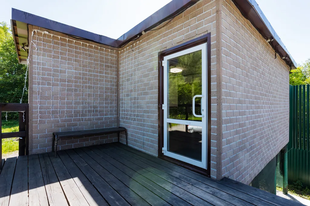 Бунгало на берегу озера в границе леса