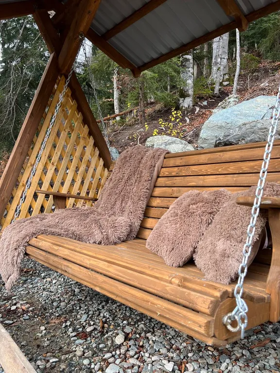 Уютный дом в лесу с видом на горы