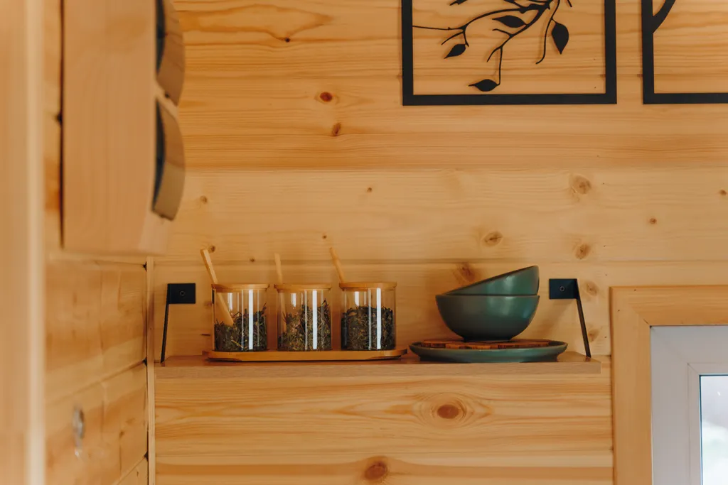 Дом с панорамными окнами с видом на лес