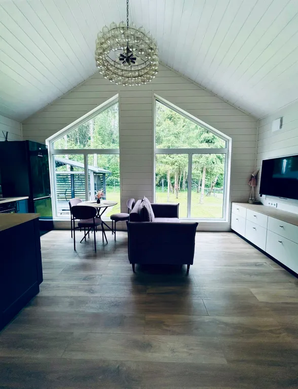 Дом в лесу у озера