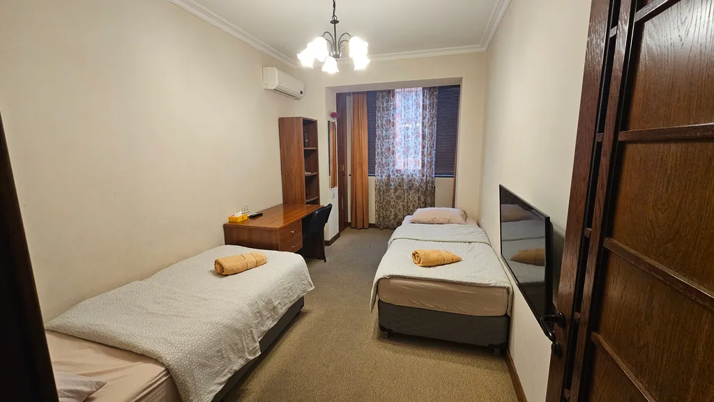 Просторная, светлая квартира с двумя спальнями, малый центр