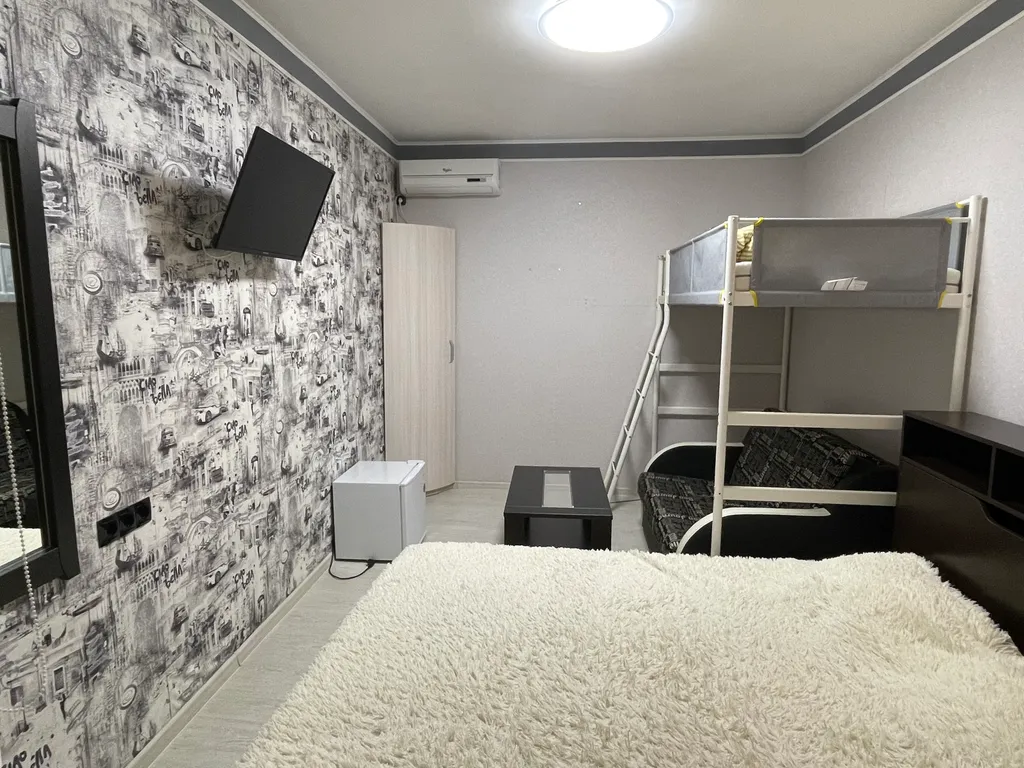 Квартира Бюджетный четырёхместный номер "Black & White" — аренда посуточно в Ялта