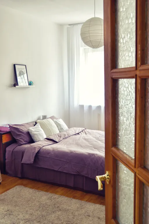 Комната в необычной квартире с видом на ручей и деревья (см. описание)