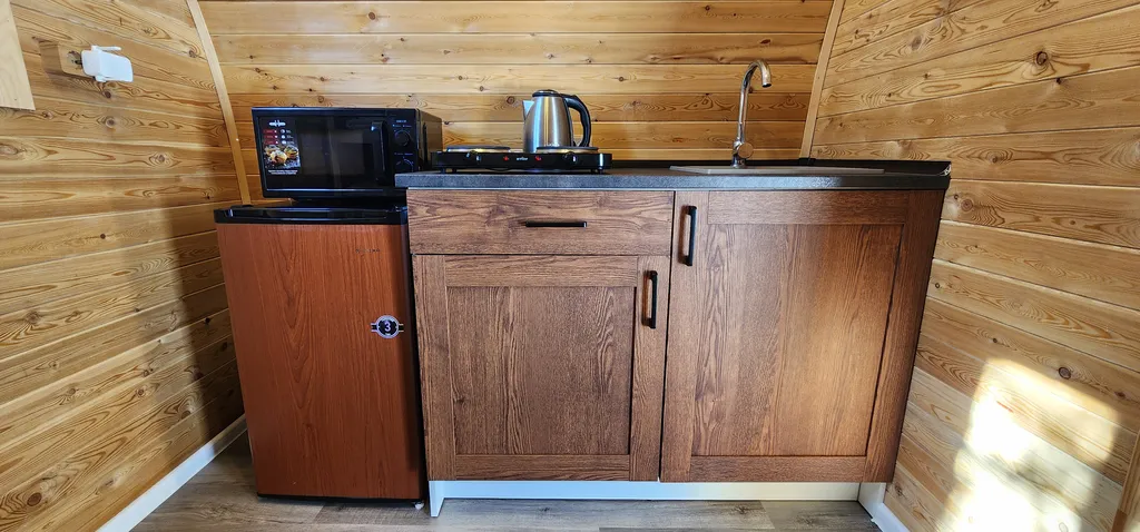 Уютный кемпинг с видом на лес