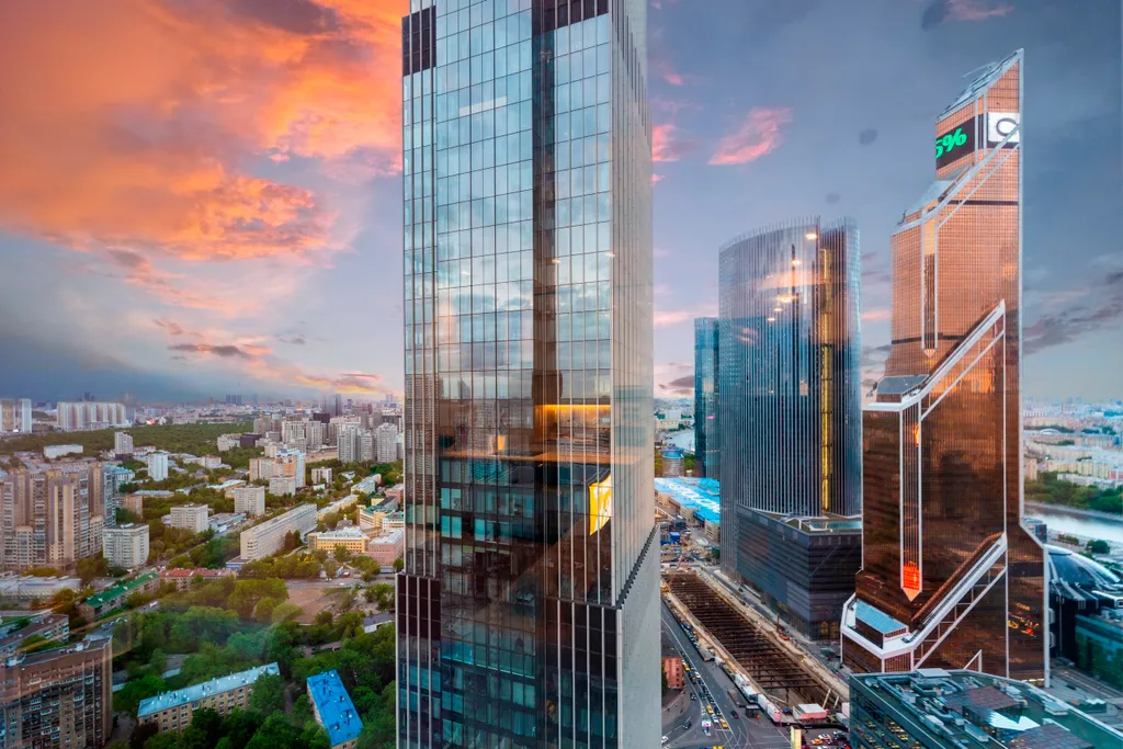 Sky City Moscow LUX Студия с большим окном с видом на башни и город