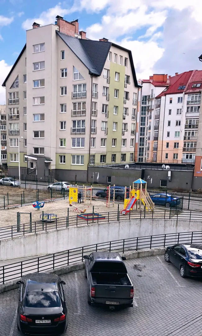 Детская площадка на территории дома