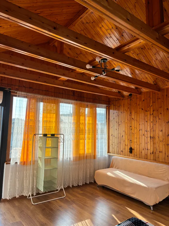 Уютная мансарда с видом на двор и сад