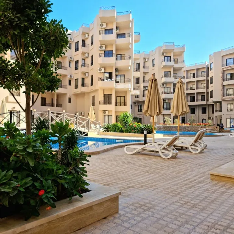 Большая студия у бассейна