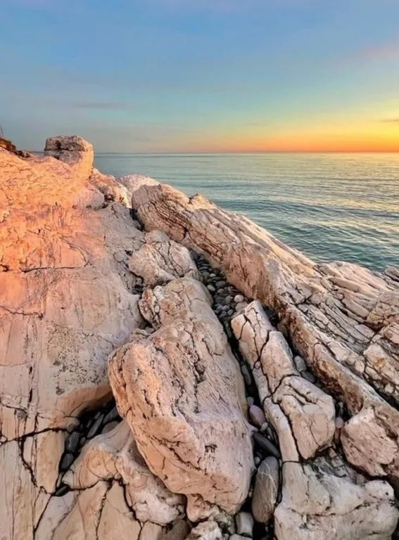 Дом на скалах с видом на море